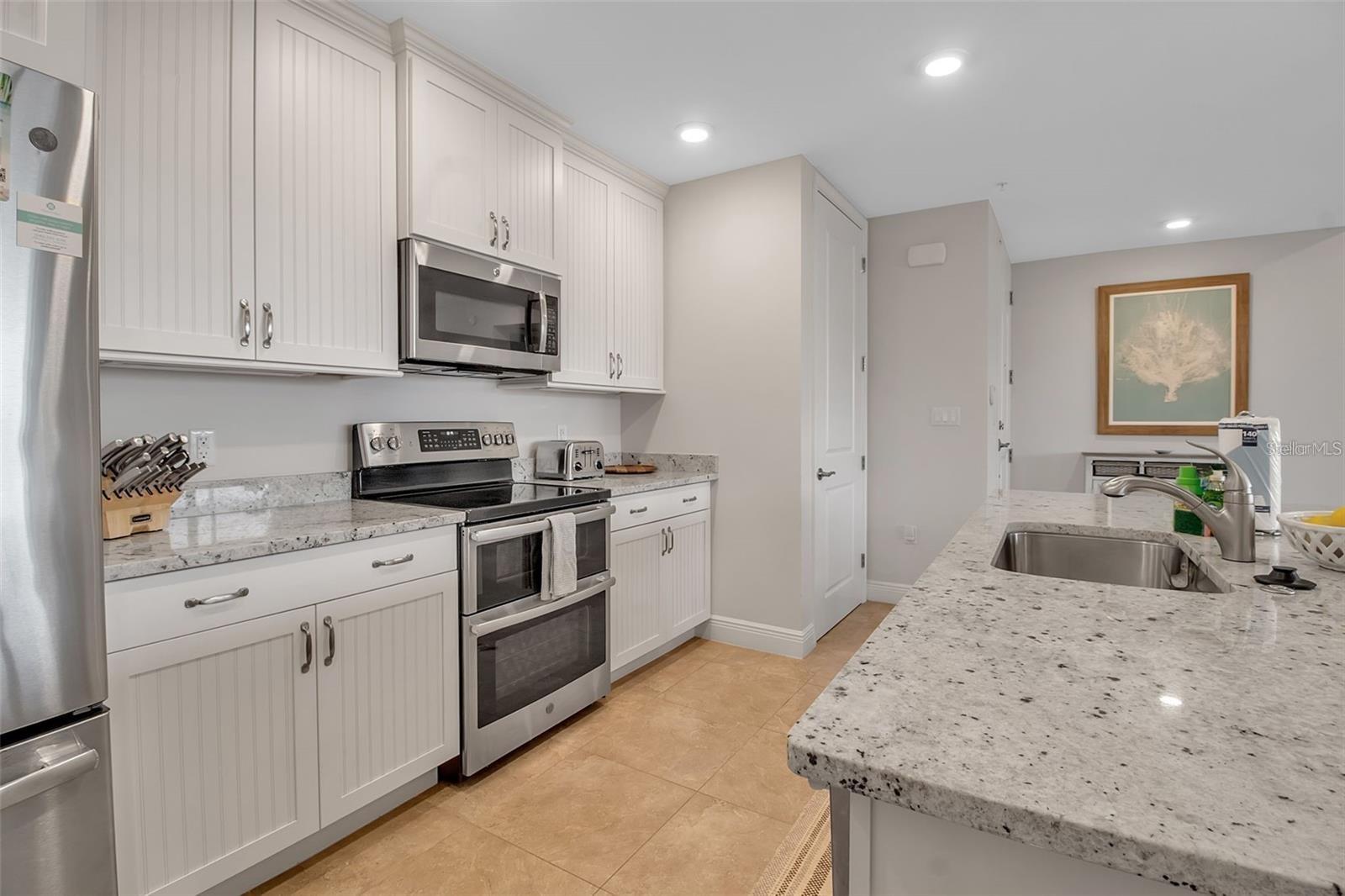 376 ARUBA CIR #301, BRADENTON, FL, 34209