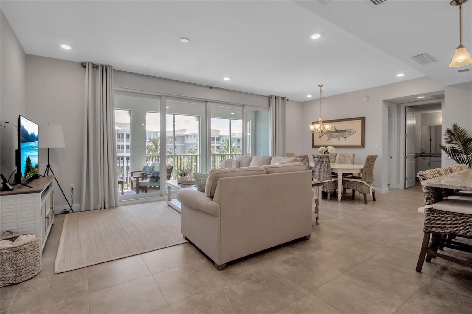 376 ARUBA CIR #301, BRADENTON, FL, 34209