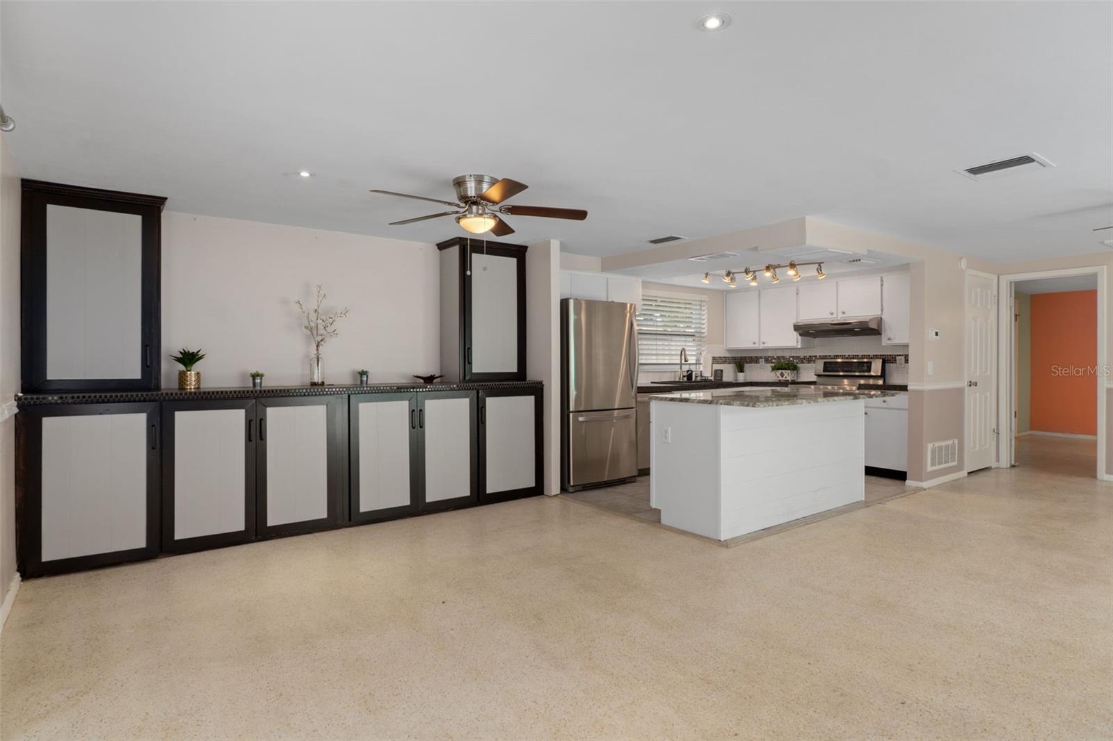 Built-In Cabinets/Kitchen