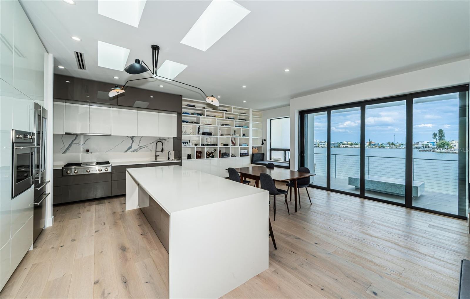 14077 N BAYSHORE DR, MADEIRA BEACH, FL, 33708