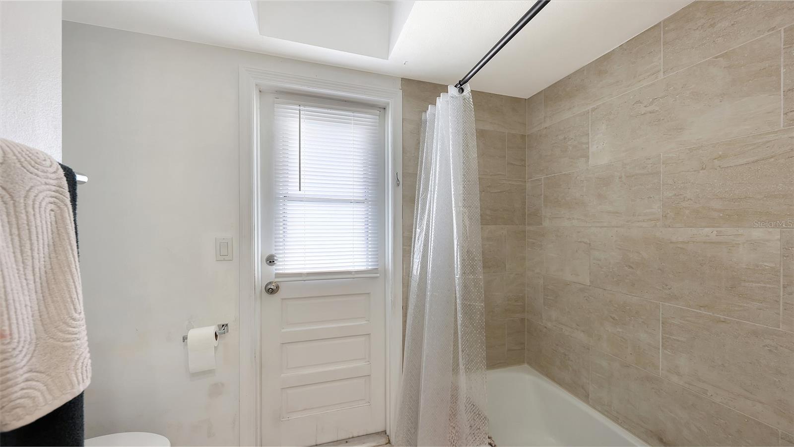 589 COMMONWEALTH LN, SARASOTA, FL, 34242