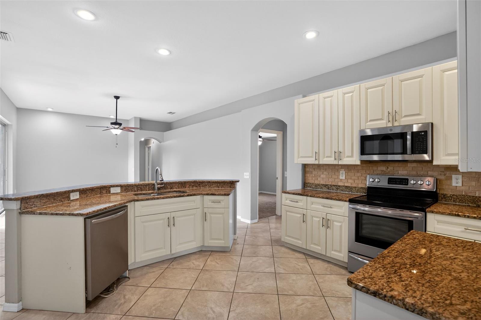 3725 HOLLOW WOOD DR, VALRICO, FL, 33596