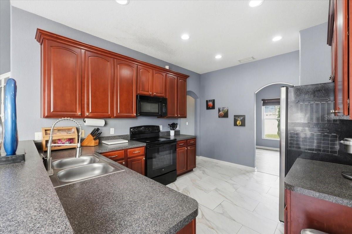 8253 PEAK AVE, LAKELAND, FL, 33810