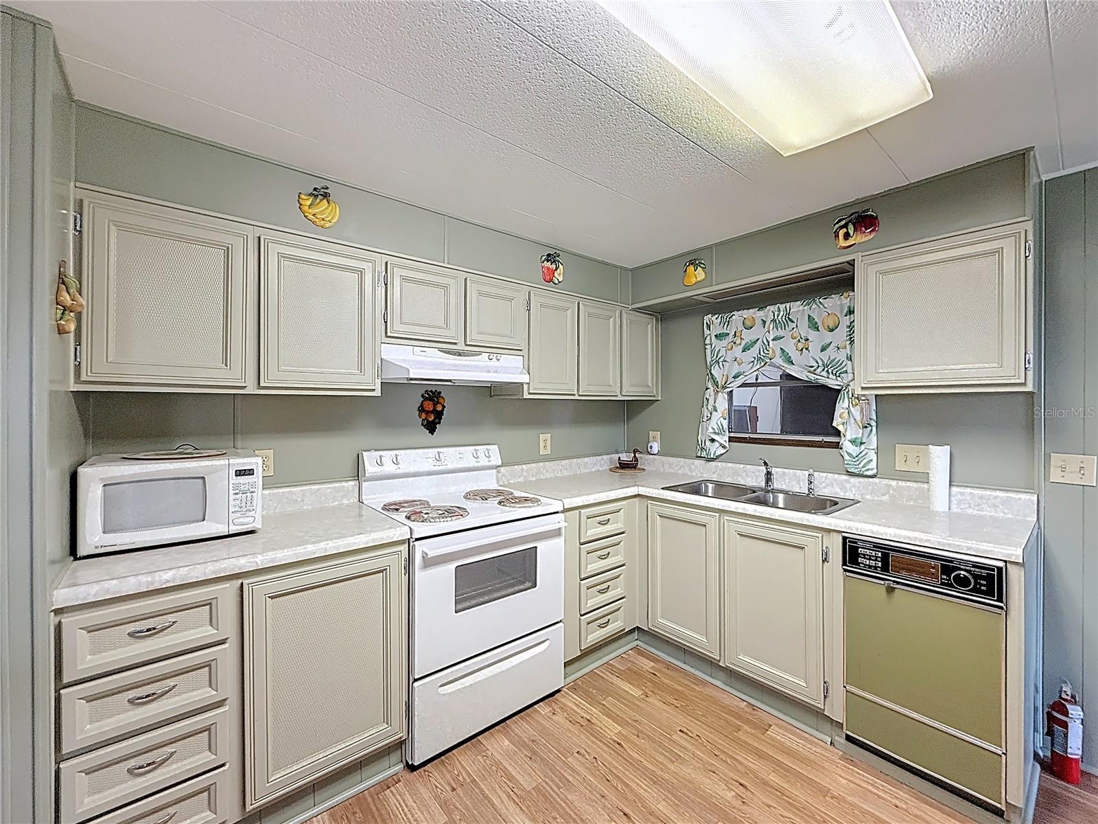 1231 ELKHART CIR, TAVARES, FL, 32778