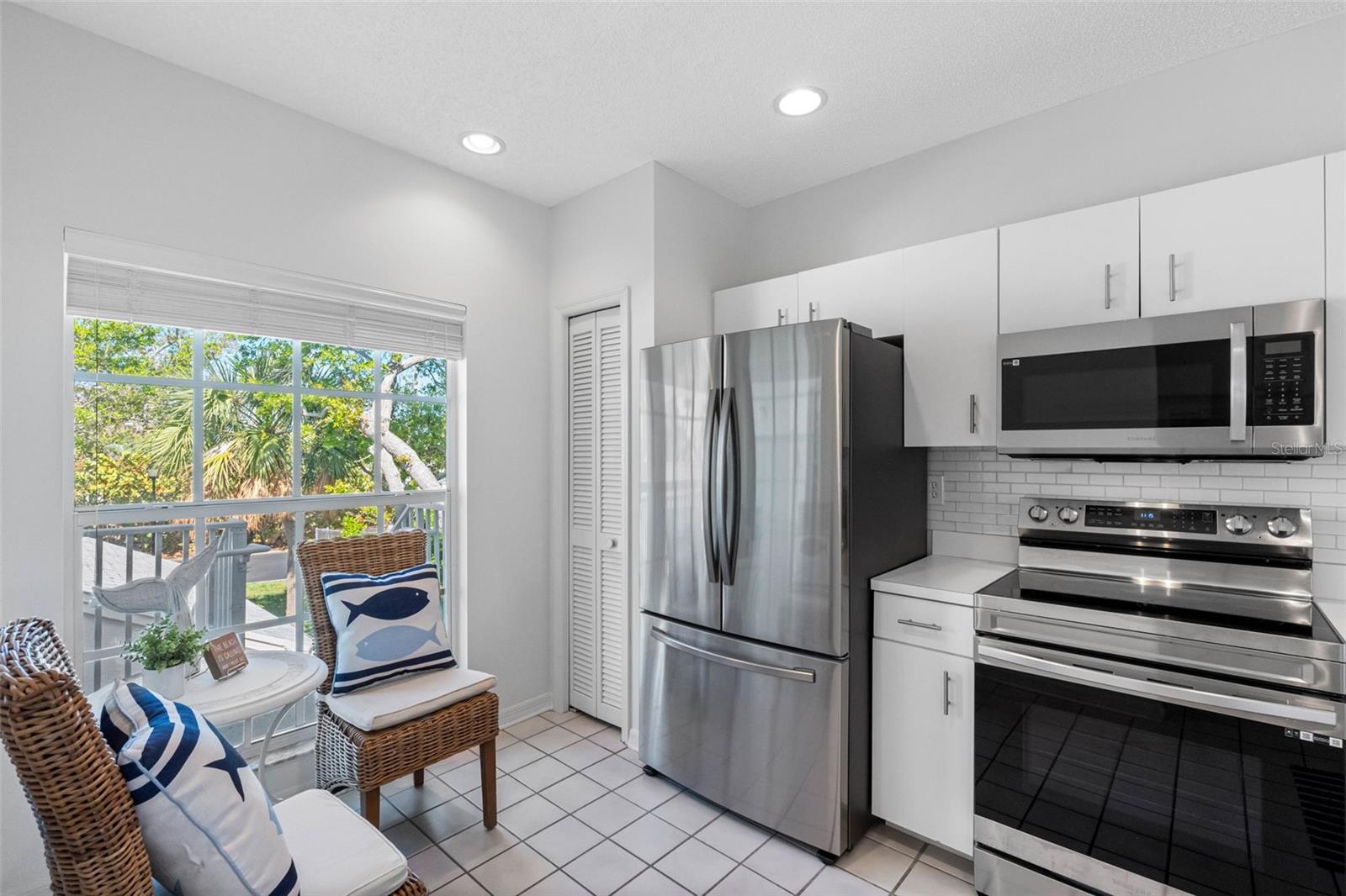 .. Kit #1.. Large 13.8 X 9.1 Kitchen.. Plenty of Natural Light.. Coffee Notch .. Breakfast Bar..Pantry in Corner.