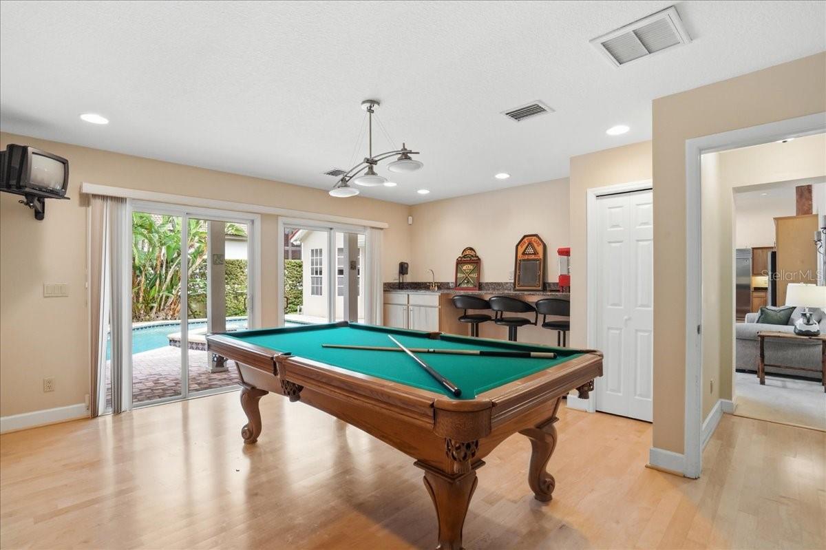 860 SAND PINE DR NE, ST PETERSBURG, FL, 33703