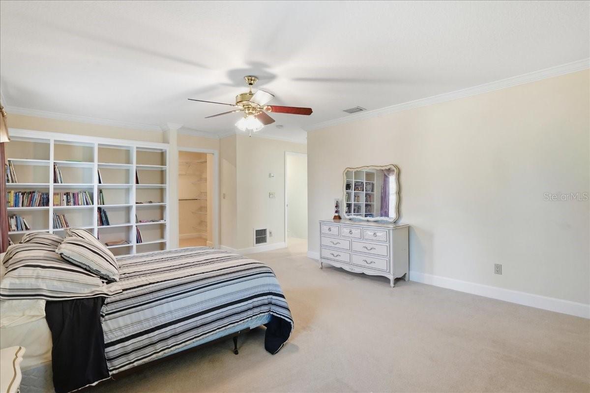 860 SAND PINE DR NE, ST PETERSBURG, FL, 33703