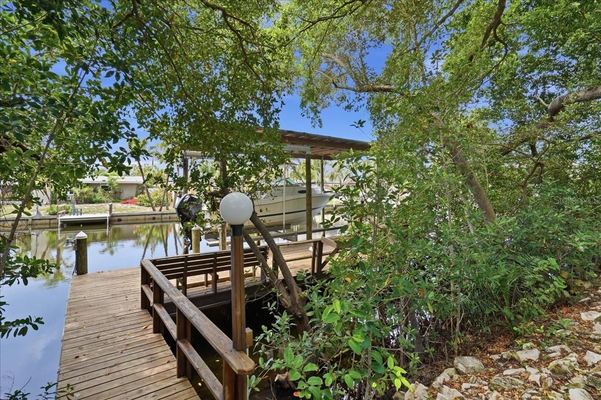 860 SAND PINE DR NE, ST PETERSBURG, FL, 33703