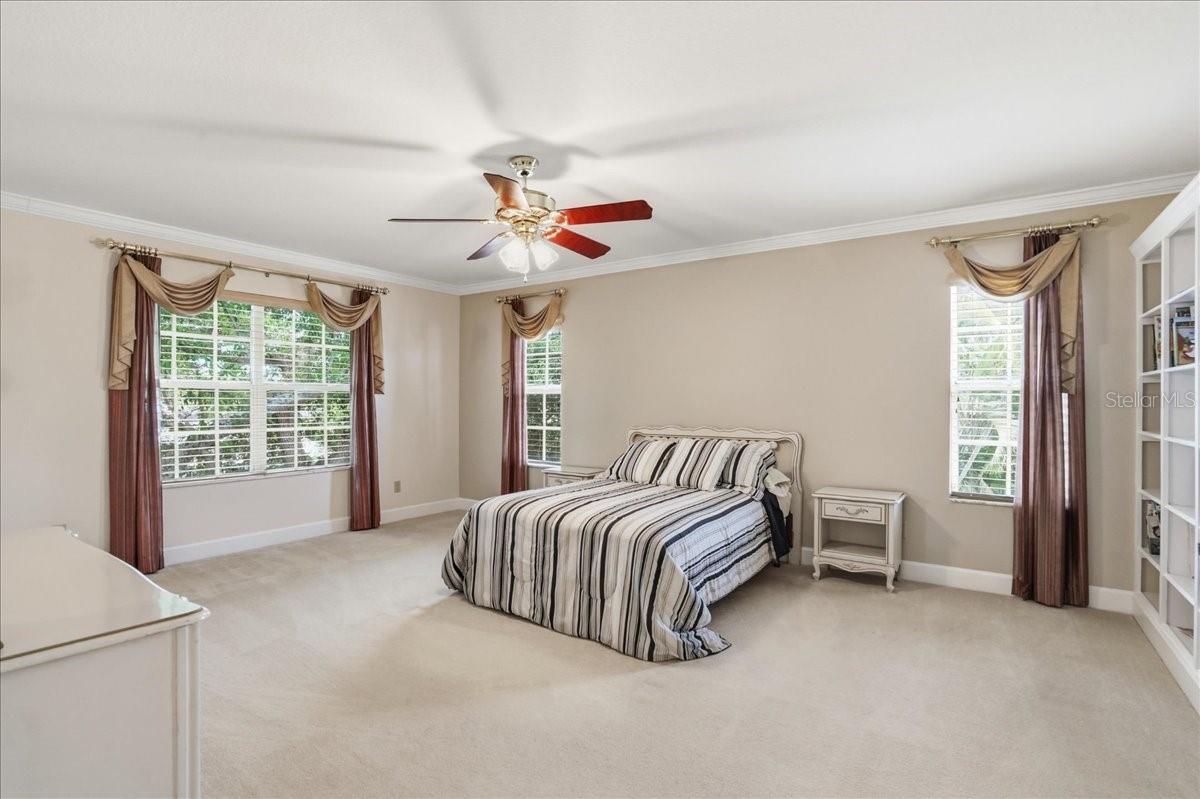 860 SAND PINE DR NE, ST PETERSBURG, FL, 33703