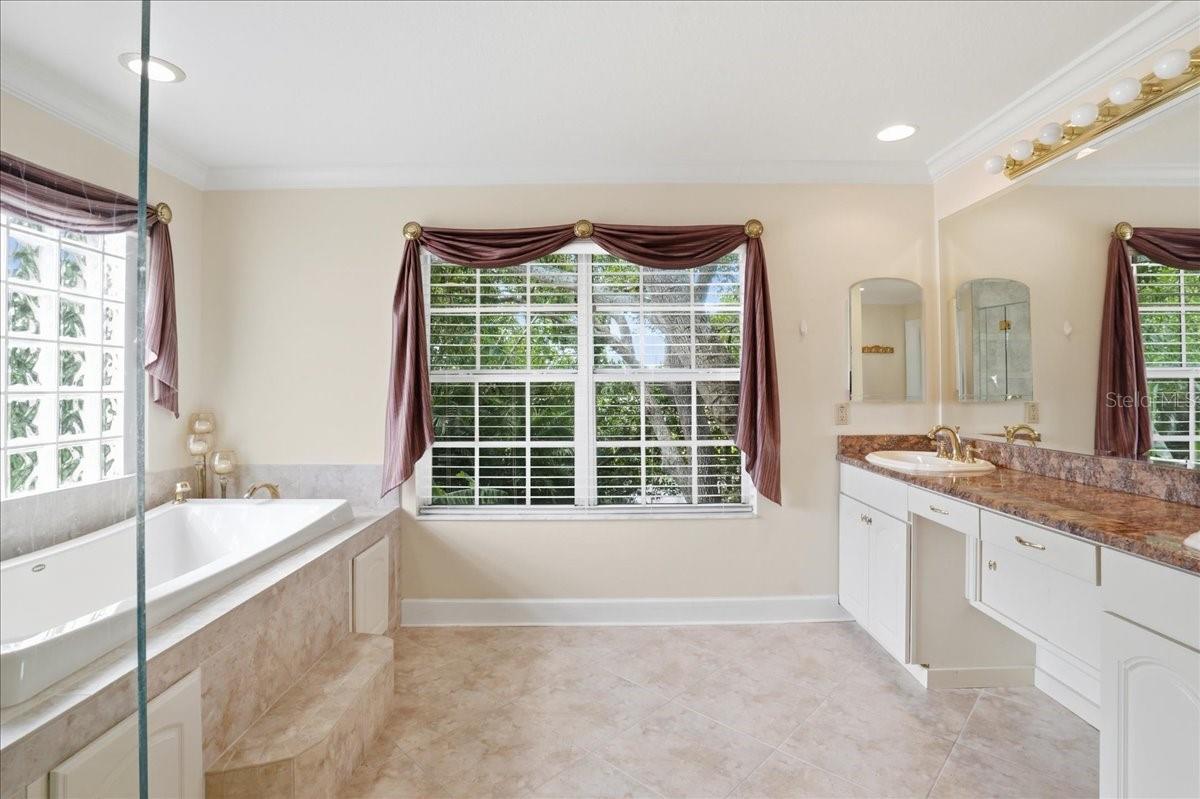 860 SAND PINE DR NE, ST PETERSBURG, FL, 33703