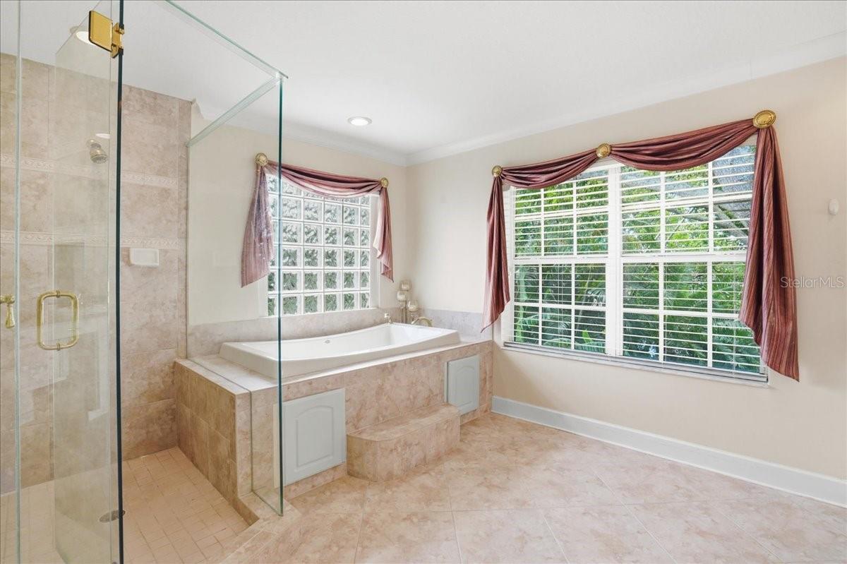 860 SAND PINE DR NE, ST PETERSBURG, FL, 33703