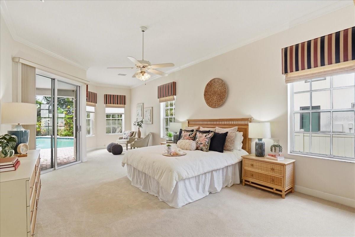 860 SAND PINE DR NE, ST PETERSBURG, FL, 33703