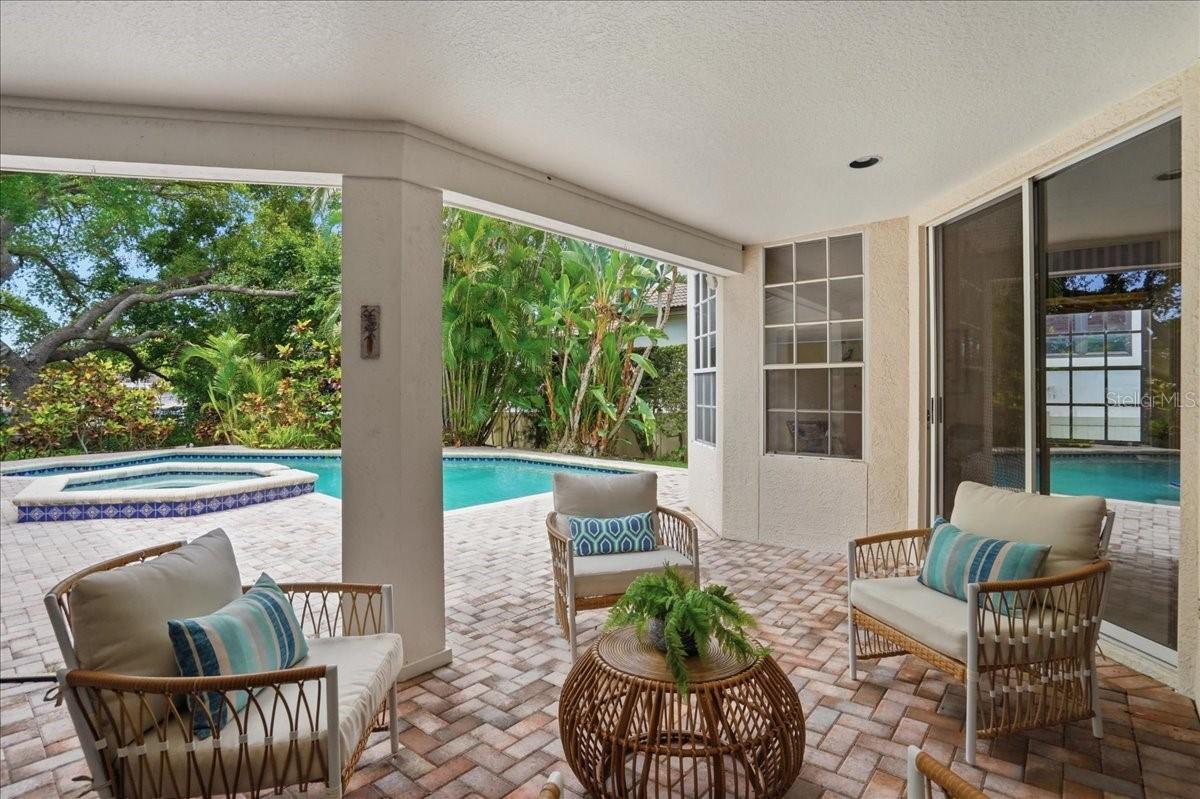 860 SAND PINE DR NE, ST PETERSBURG, FL, 33703