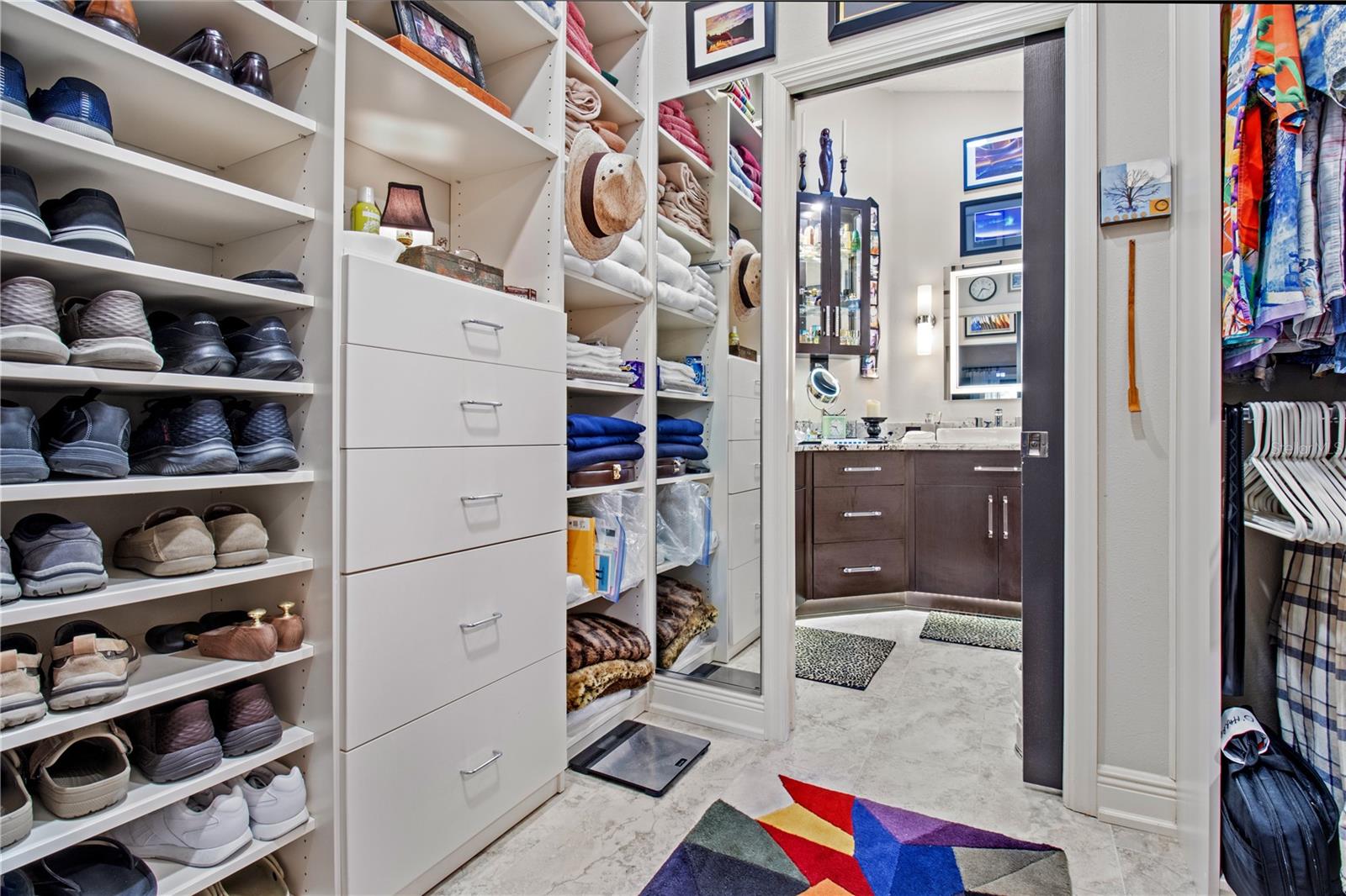 walk in closet (master)