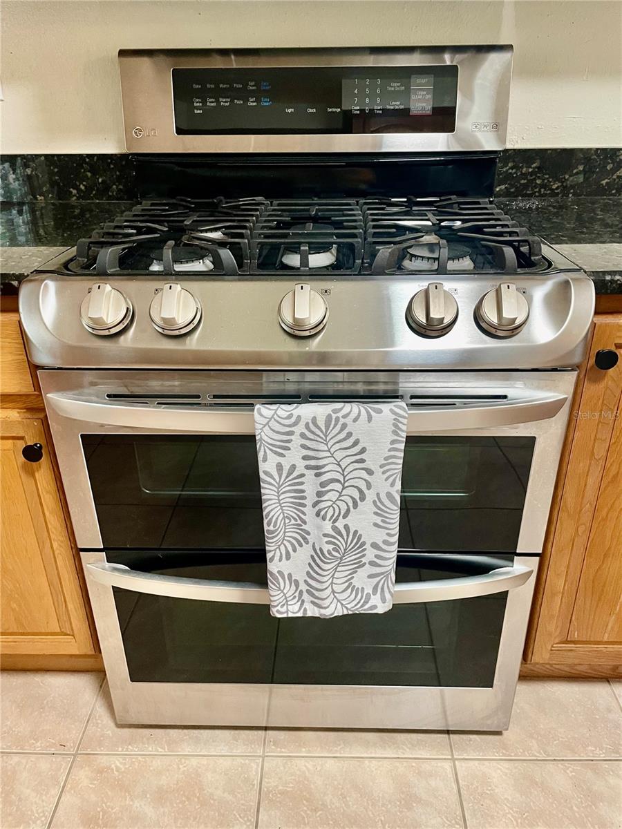 Gas burners.  Double oven