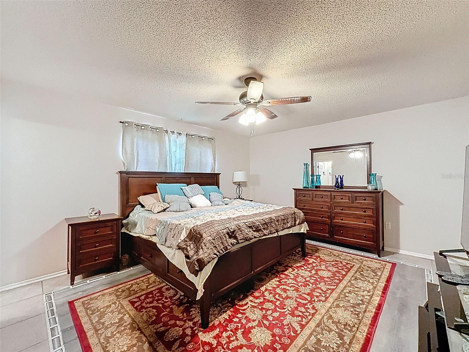 Master bedroom suite with en-suite bathroom AND large walk-in closet.