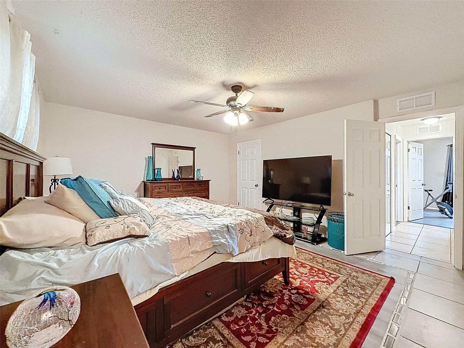 Master bedroom suite with en-suite bathroom AND large walk-in closet.