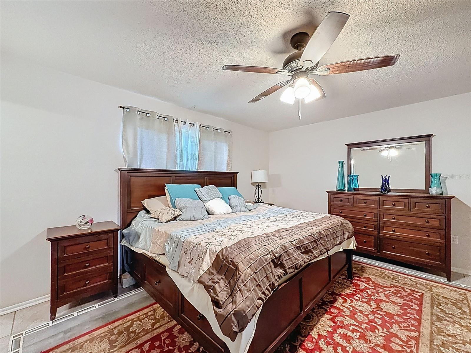 Master bedroom suite with en-suite bathroom AND large walk-in closet.