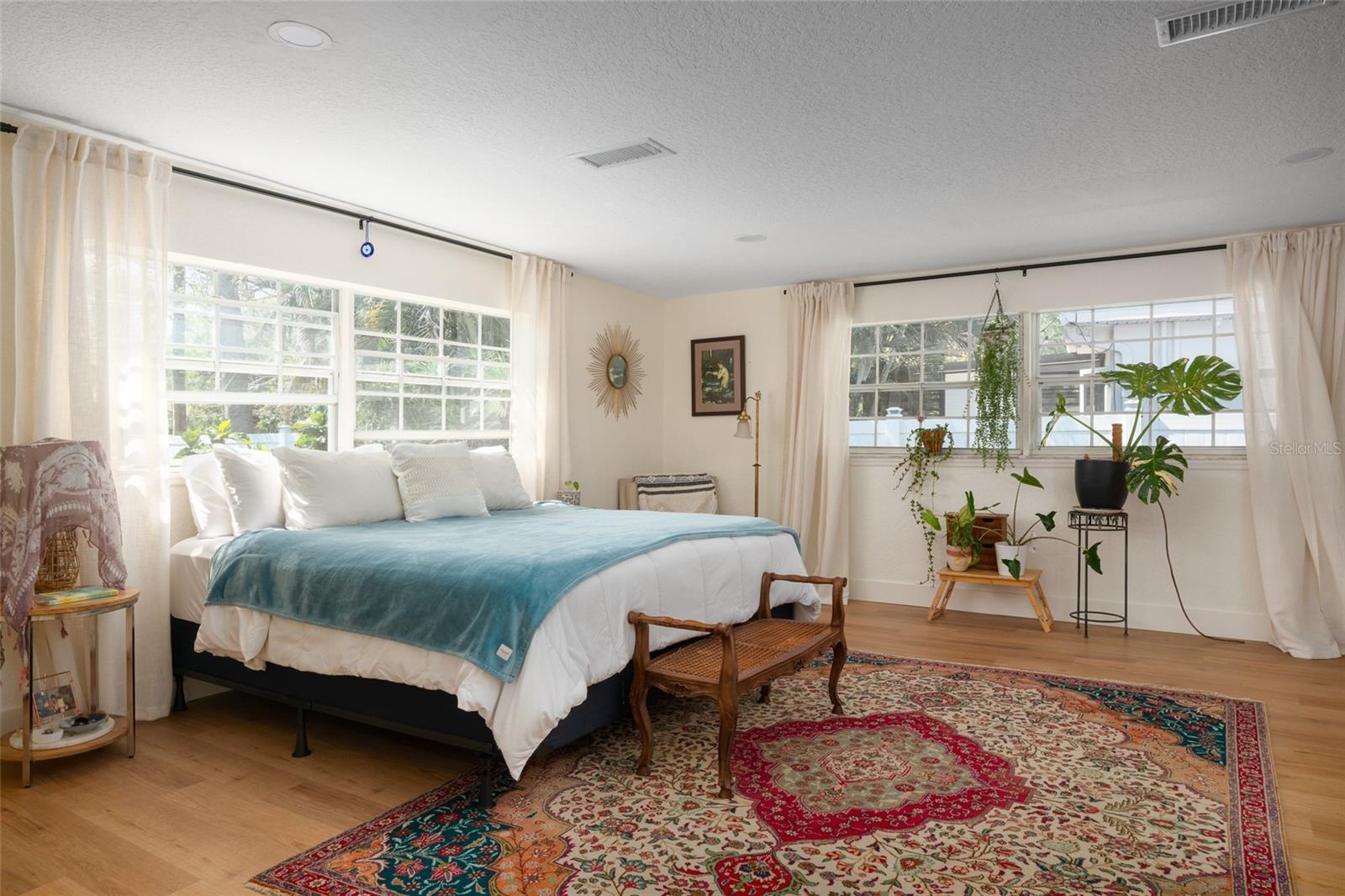 Primary suite w/ 2 closets & bathroom