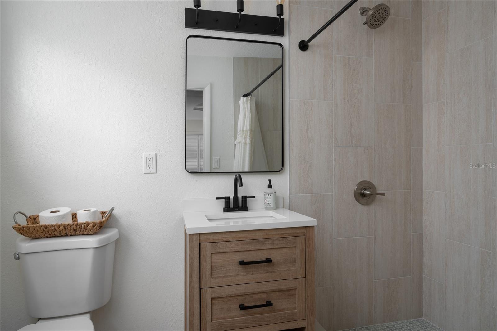 Secondary en suite bath