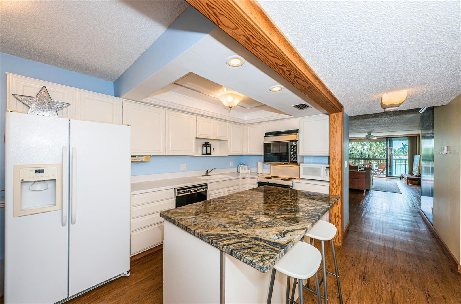 Wonderful Chefs Kitchen with Center Island & Eat in Dining nook!