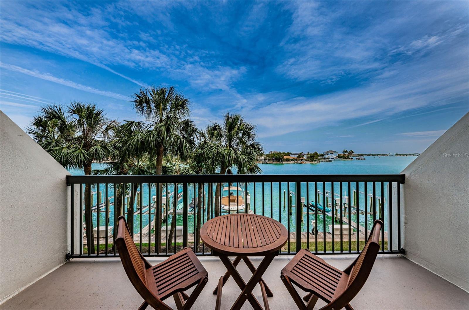 Waterfront, extended balcony with sweeping views of the Waterway!