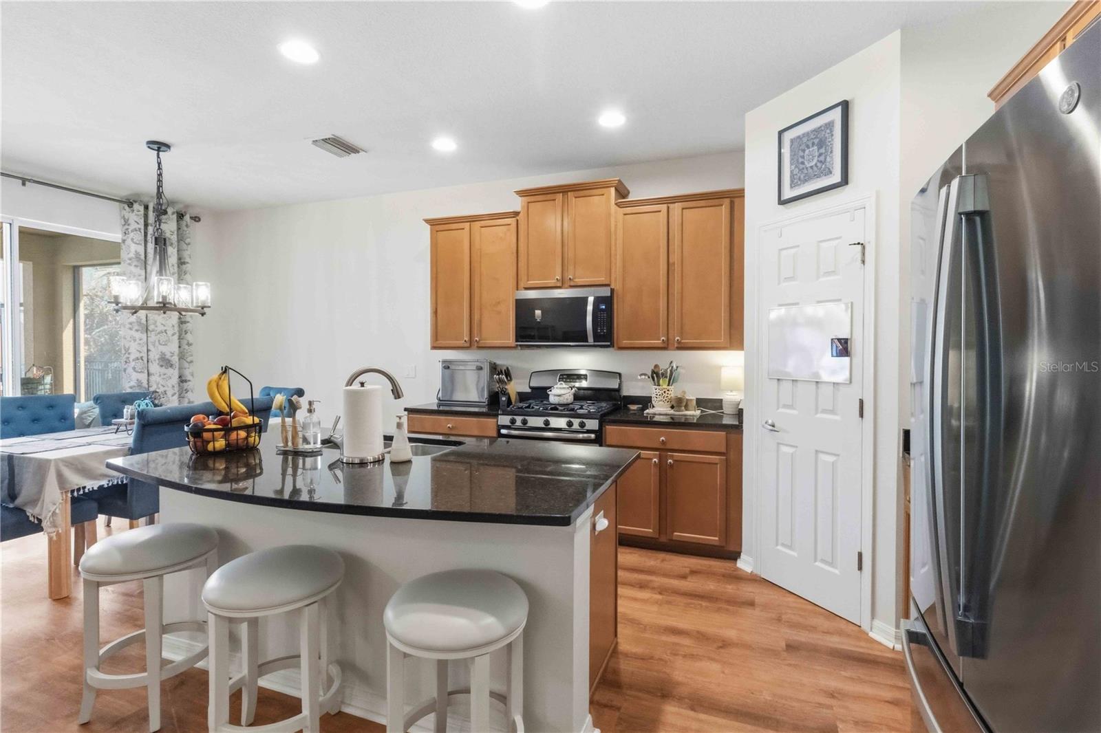 Refrigerator conveys