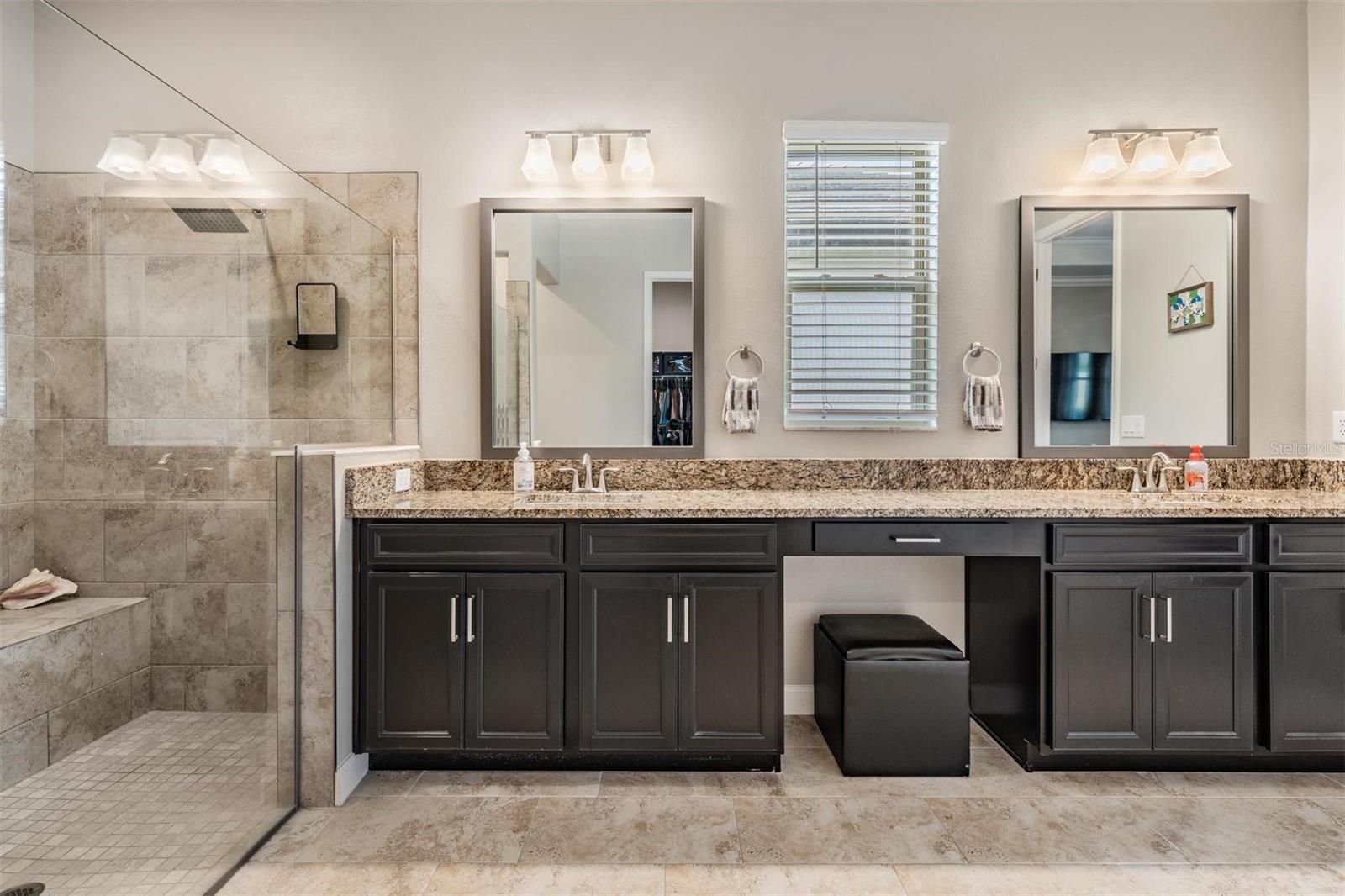 Dual sinks with granite countertops