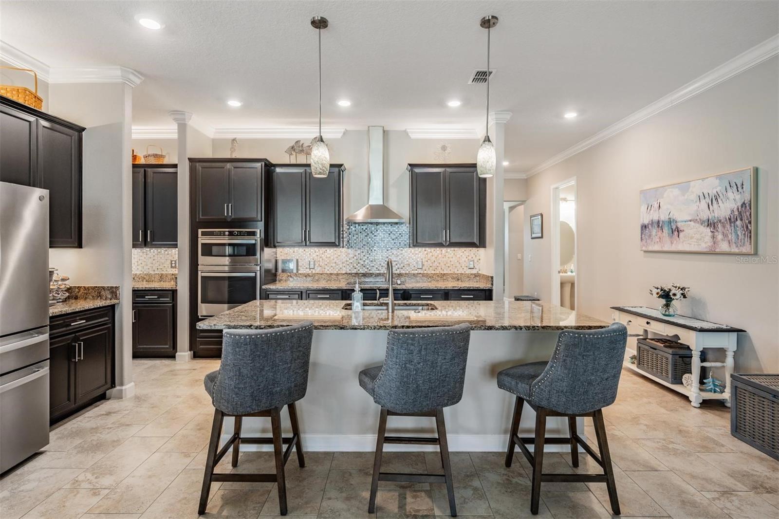 Kitchen w/plenty of cabinets!