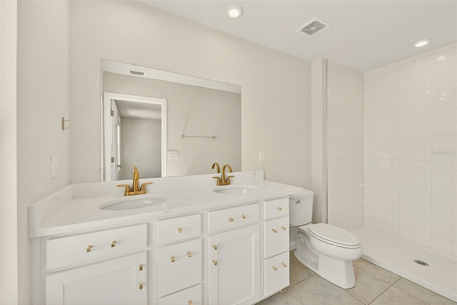 MASTER PRIVATE EN-SUITE BATH