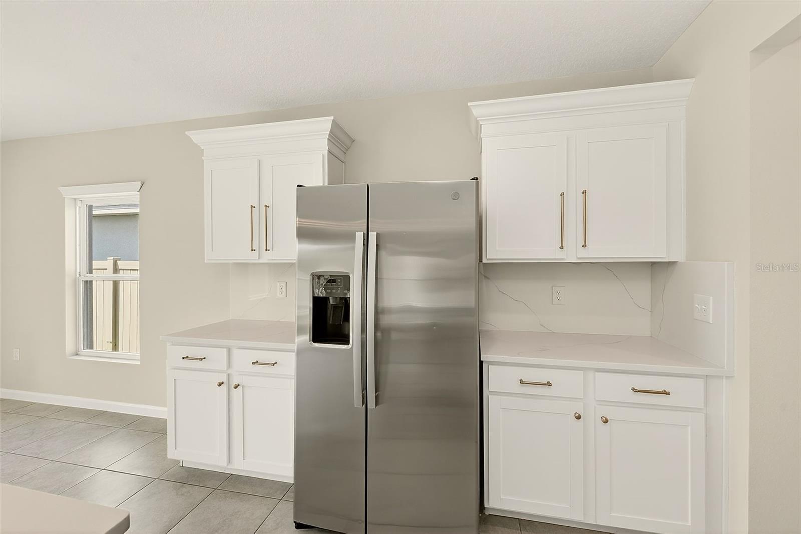 KITCHEN WITH LOADS OF CABINETRY