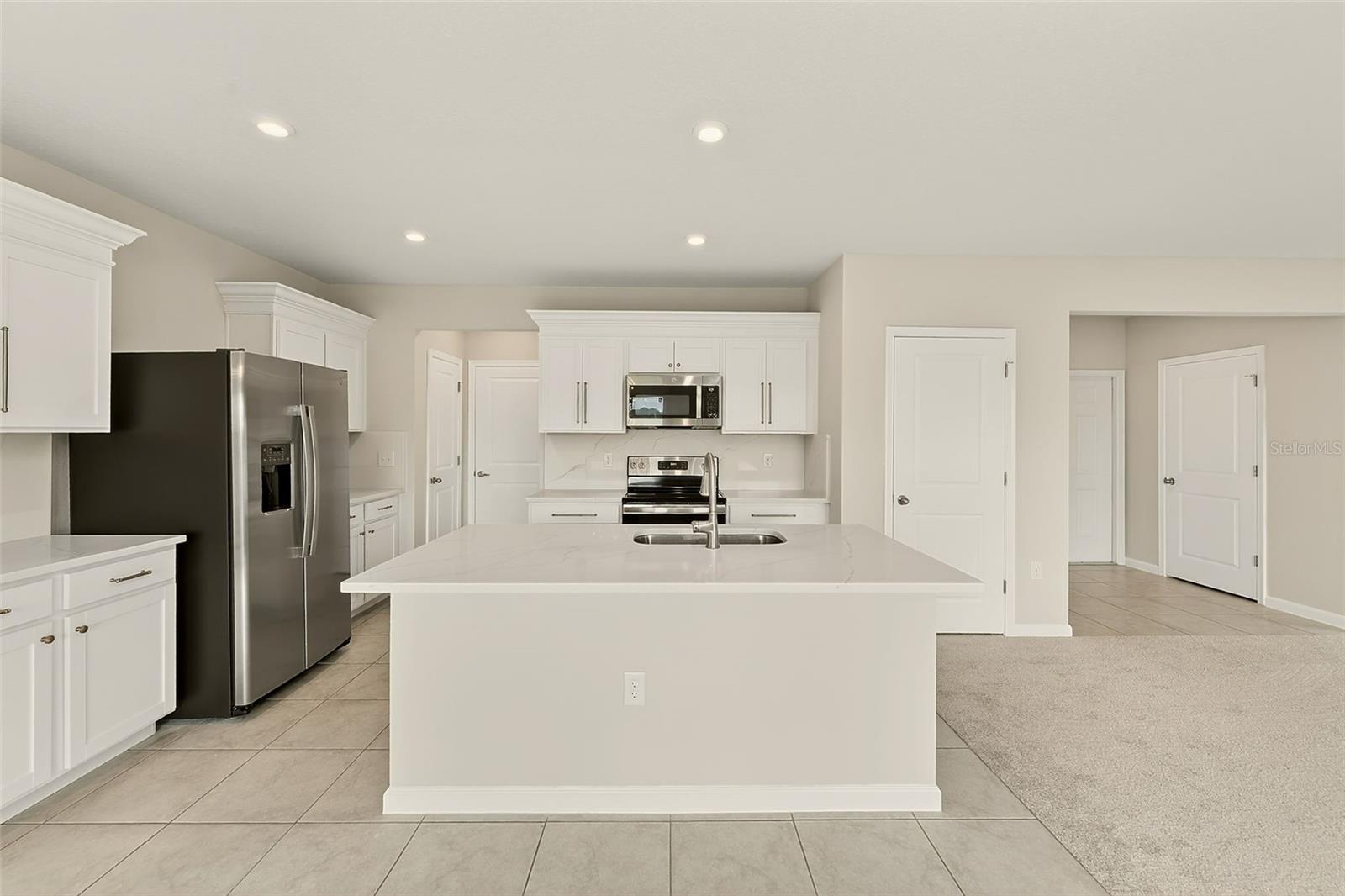 KITCHEN WITH CENTRAL ISLAND