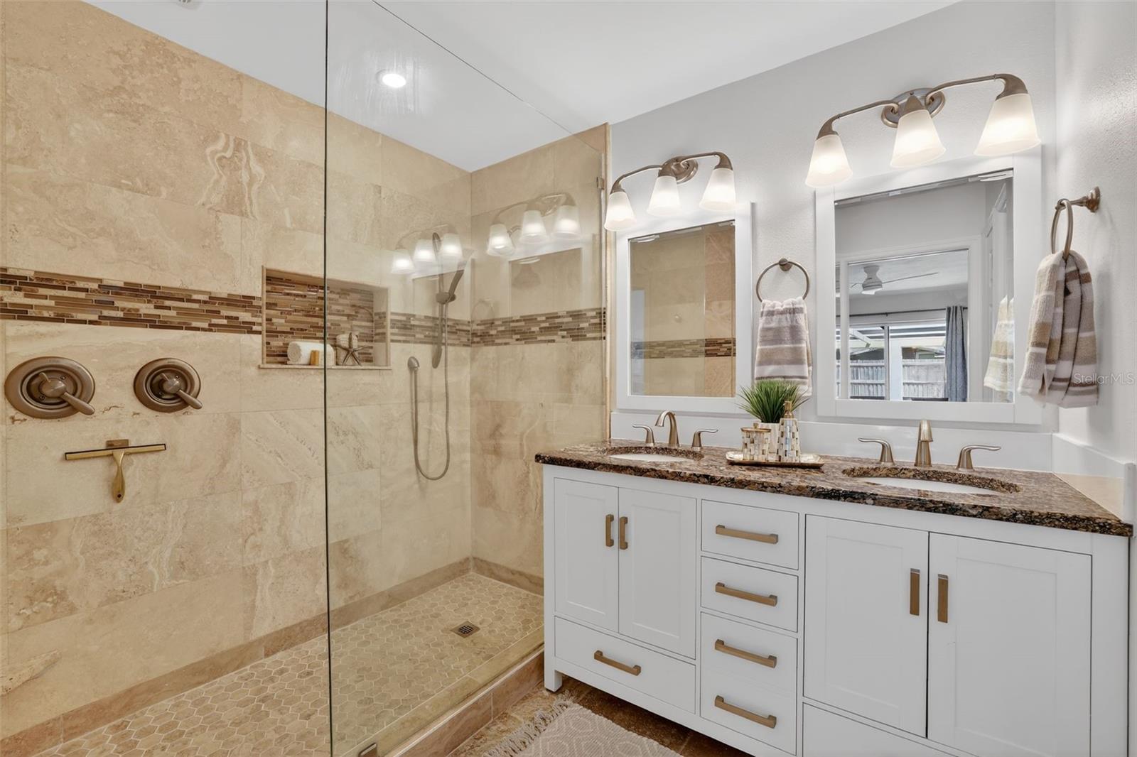 Primary en suite with dual sinks