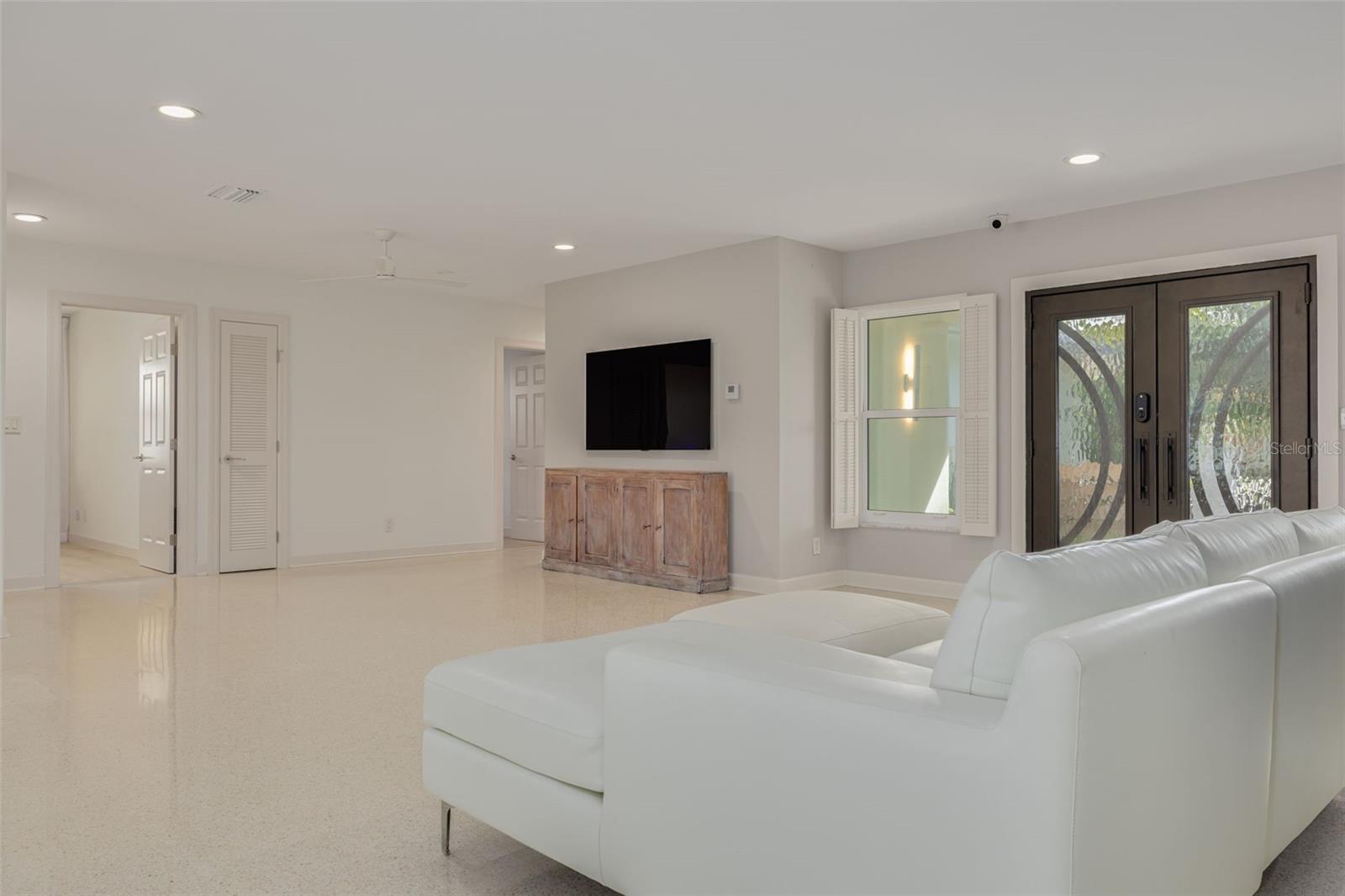 3932 VERSAILLES DR, TAMPA, FL, 33634