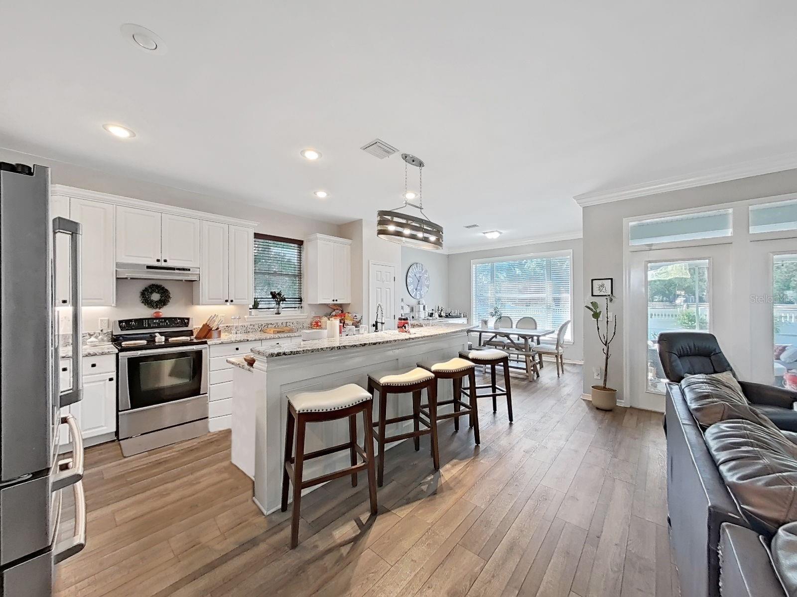 Kitchen and breakfast