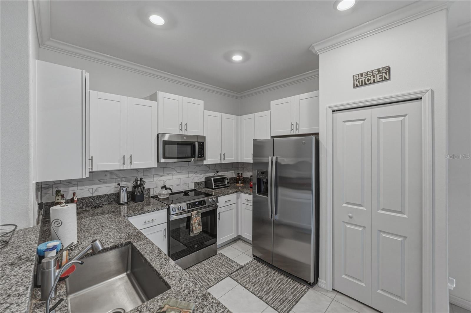 Stainless Appliances and Granite Countertops