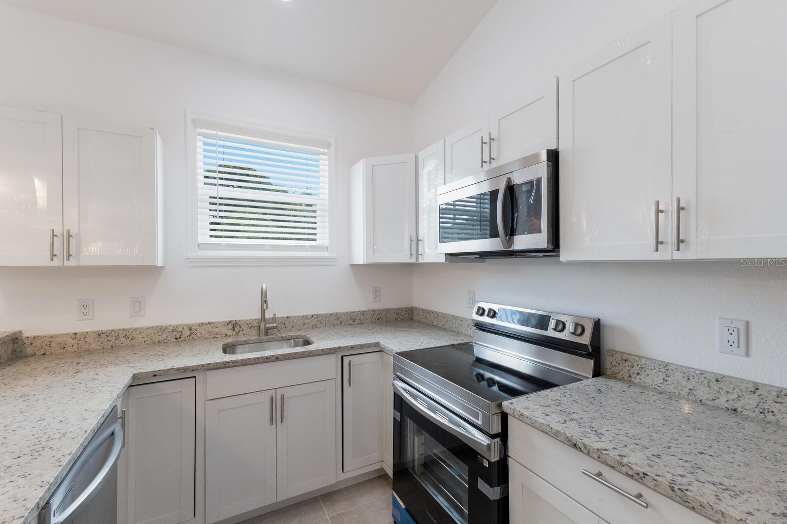 520 12TH AVE W, BRADENTON, FL, 34205