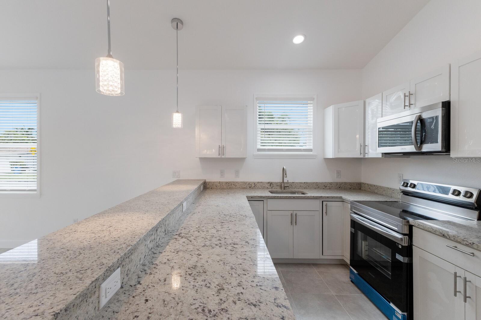 520 12TH AVE W, BRADENTON, FL, 34205