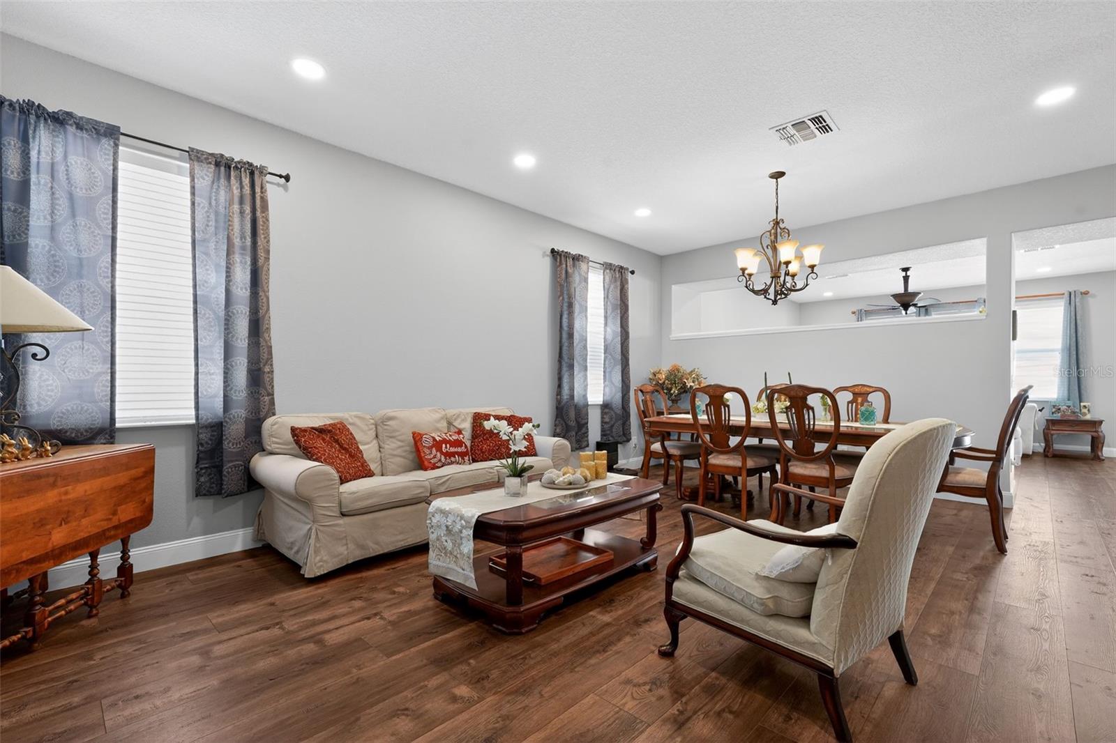 Living Room and Dining Room w/recessed lighting
