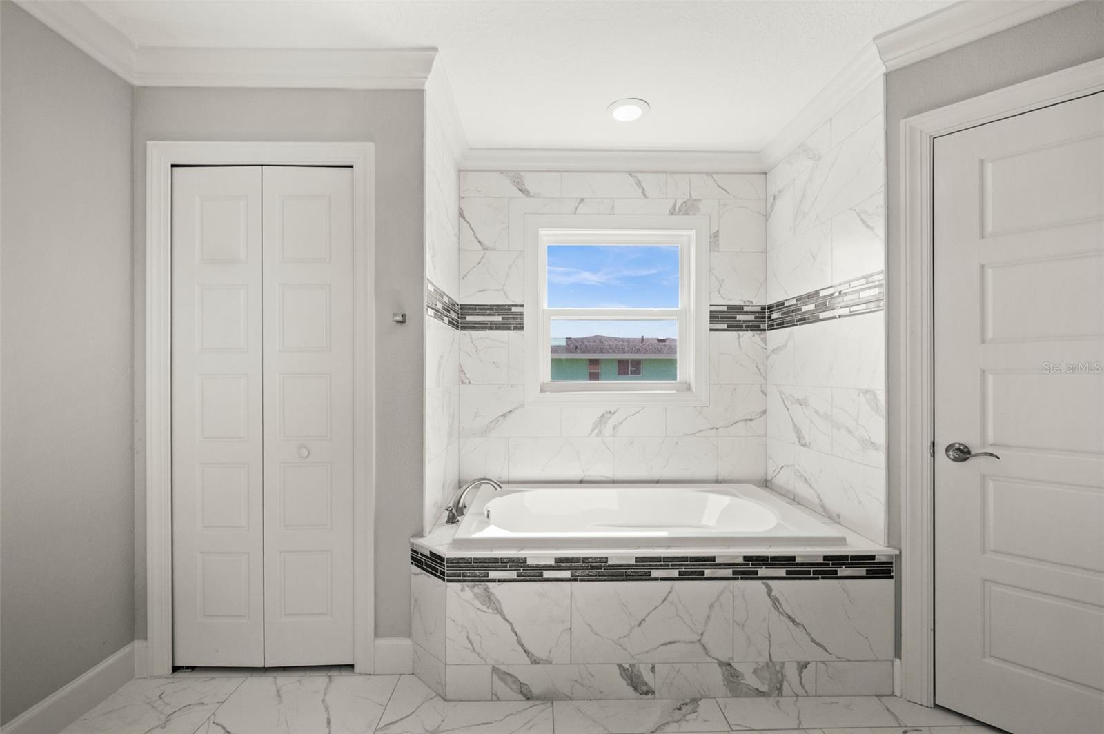 1056 TAMPA RD, VENICE, FL, 34293