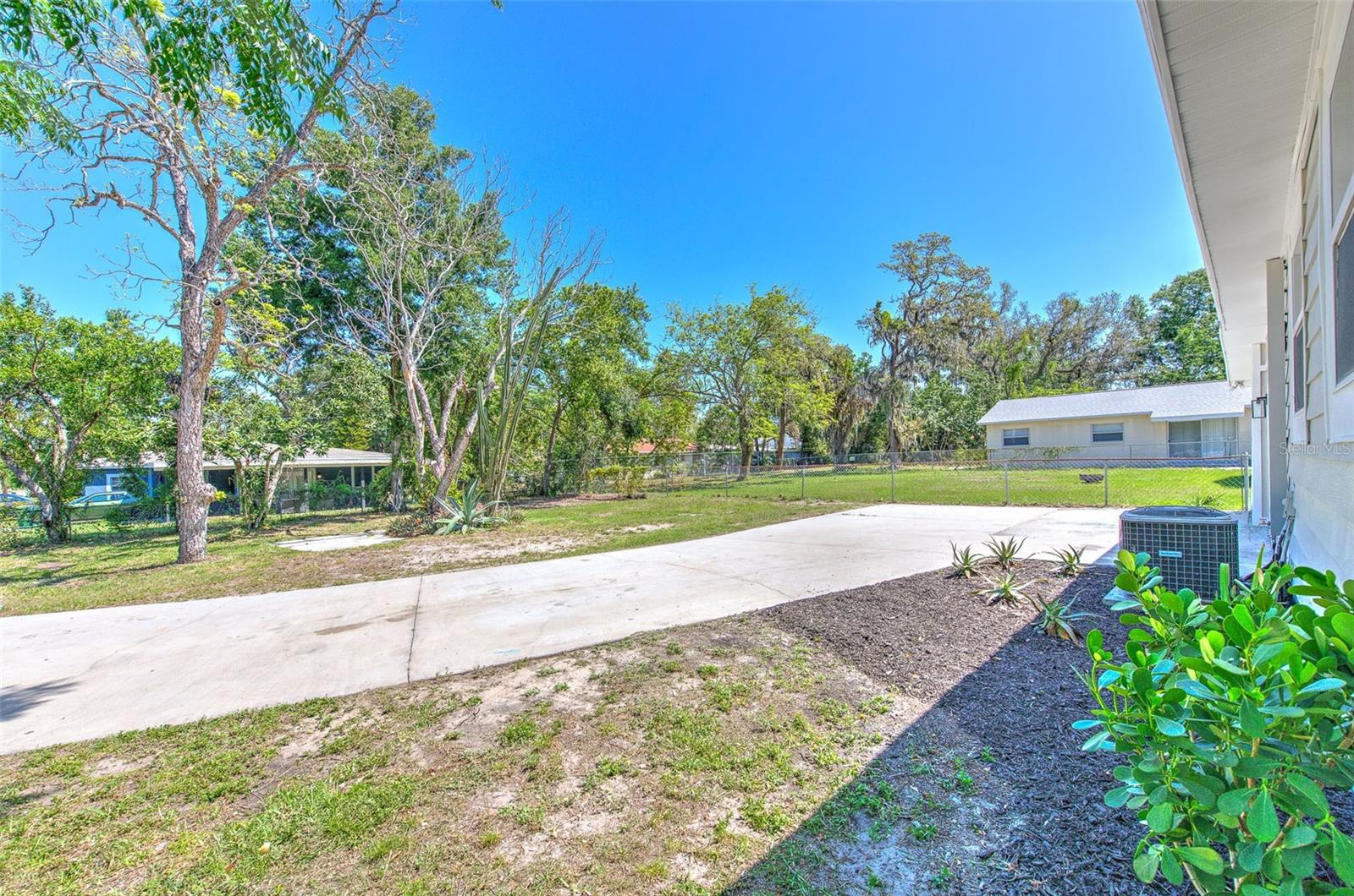 2002 E HANNA AVE, TAMPA, FL, 33610