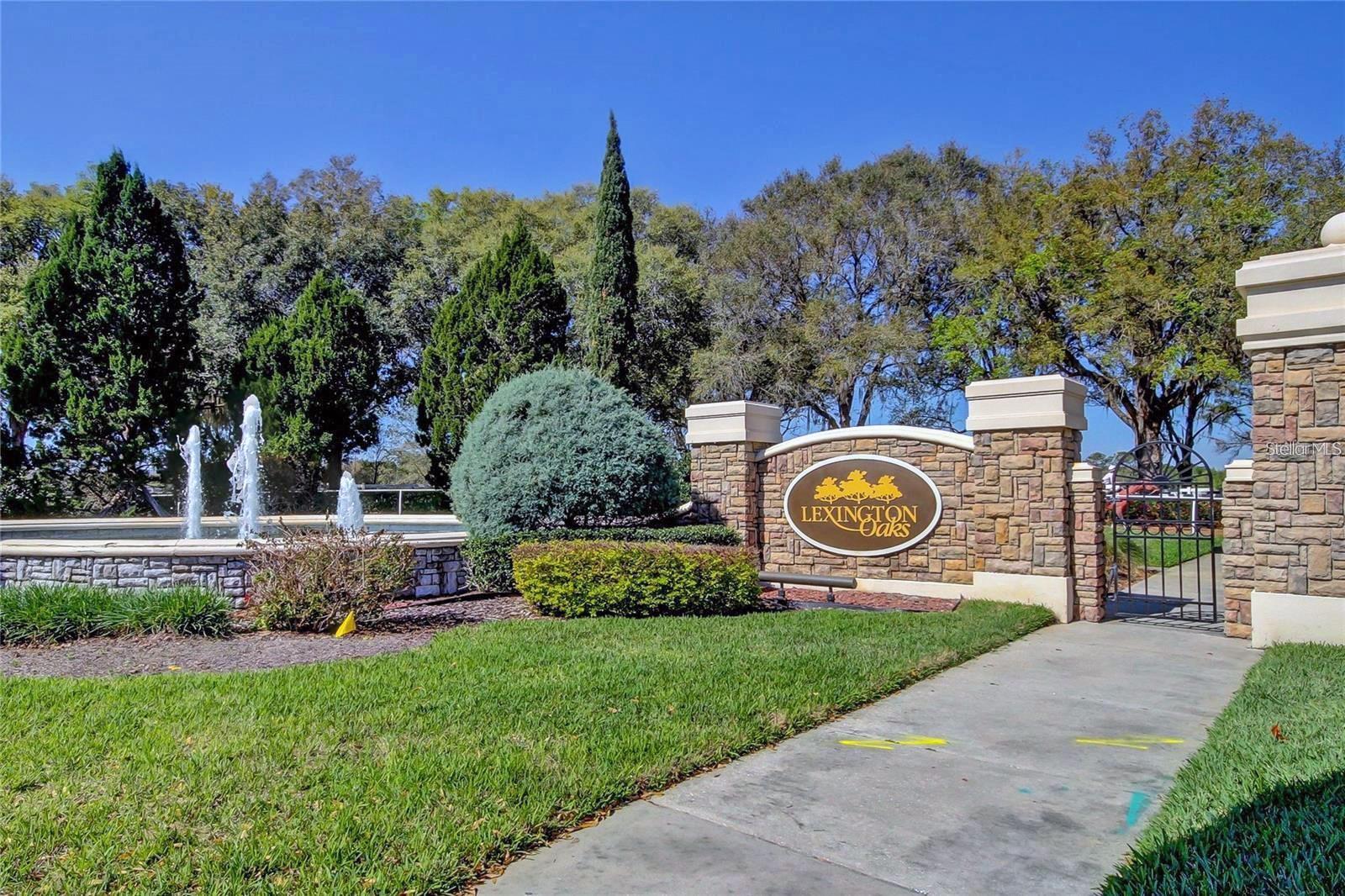 Lexington Oaks entrance