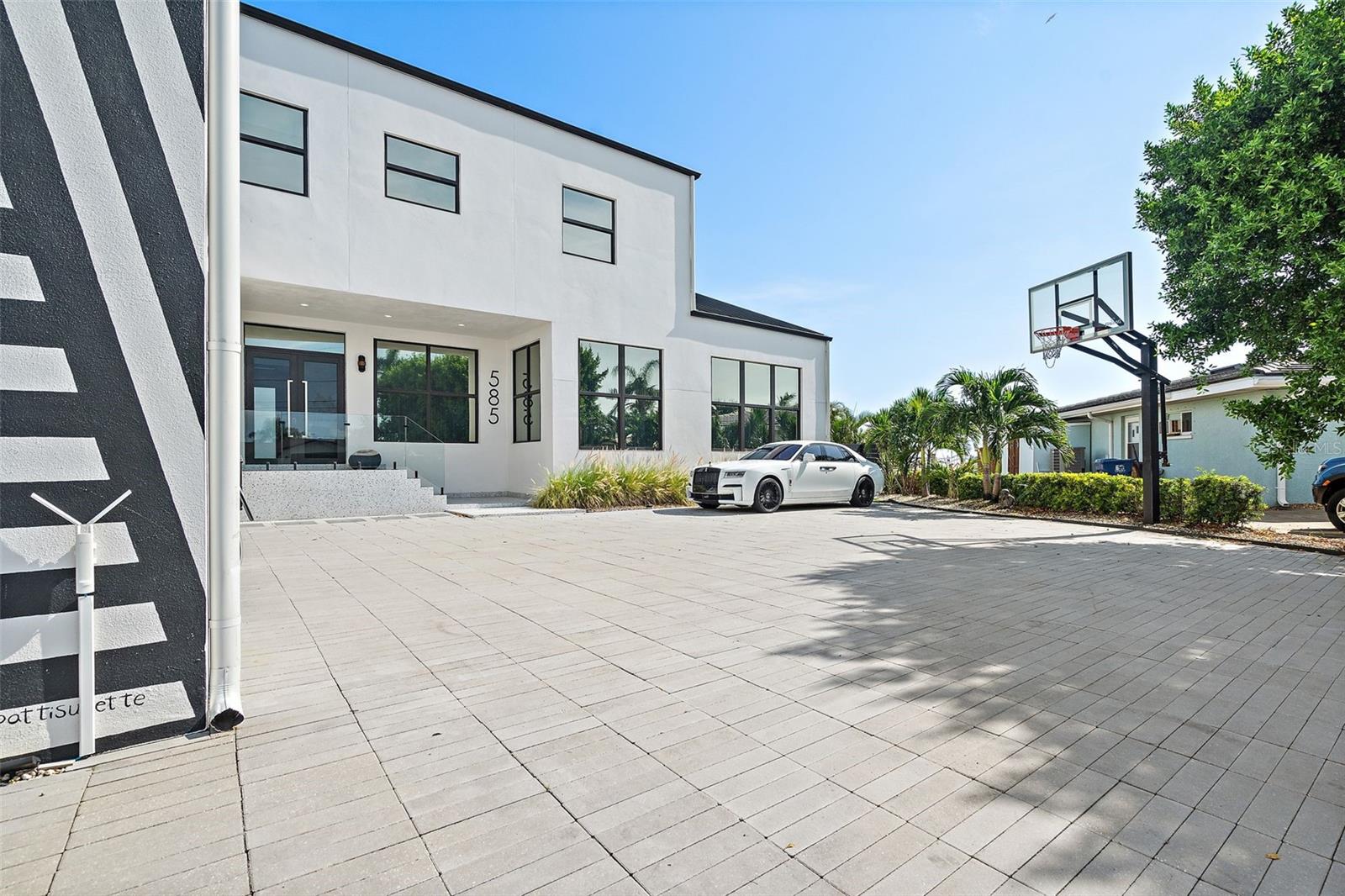 585 DOLPHIN AVE SE, ST PETERSBURG, FL, 33705