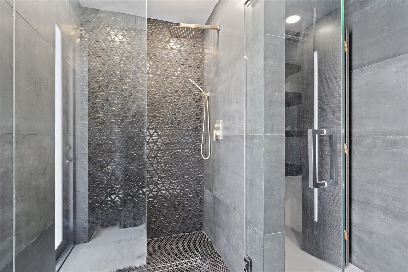 585 DOLPHIN AVE SE, ST PETERSBURG, FL, 33705