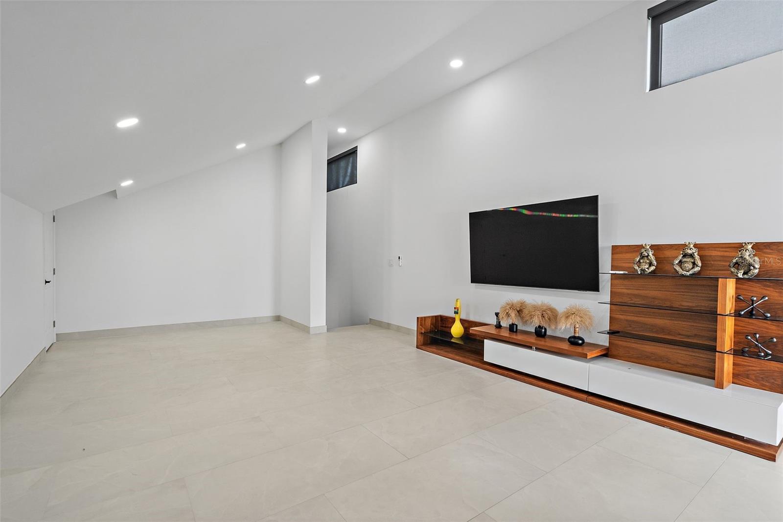 585 DOLPHIN AVE SE, ST PETERSBURG, FL, 33705