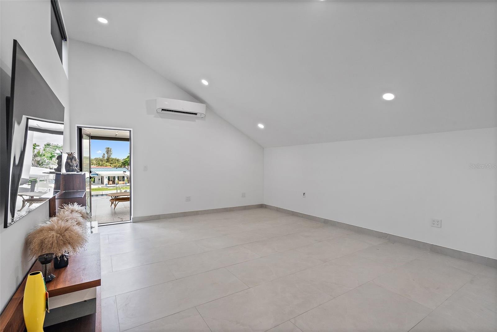 585 DOLPHIN AVE SE, ST PETERSBURG, FL, 33705