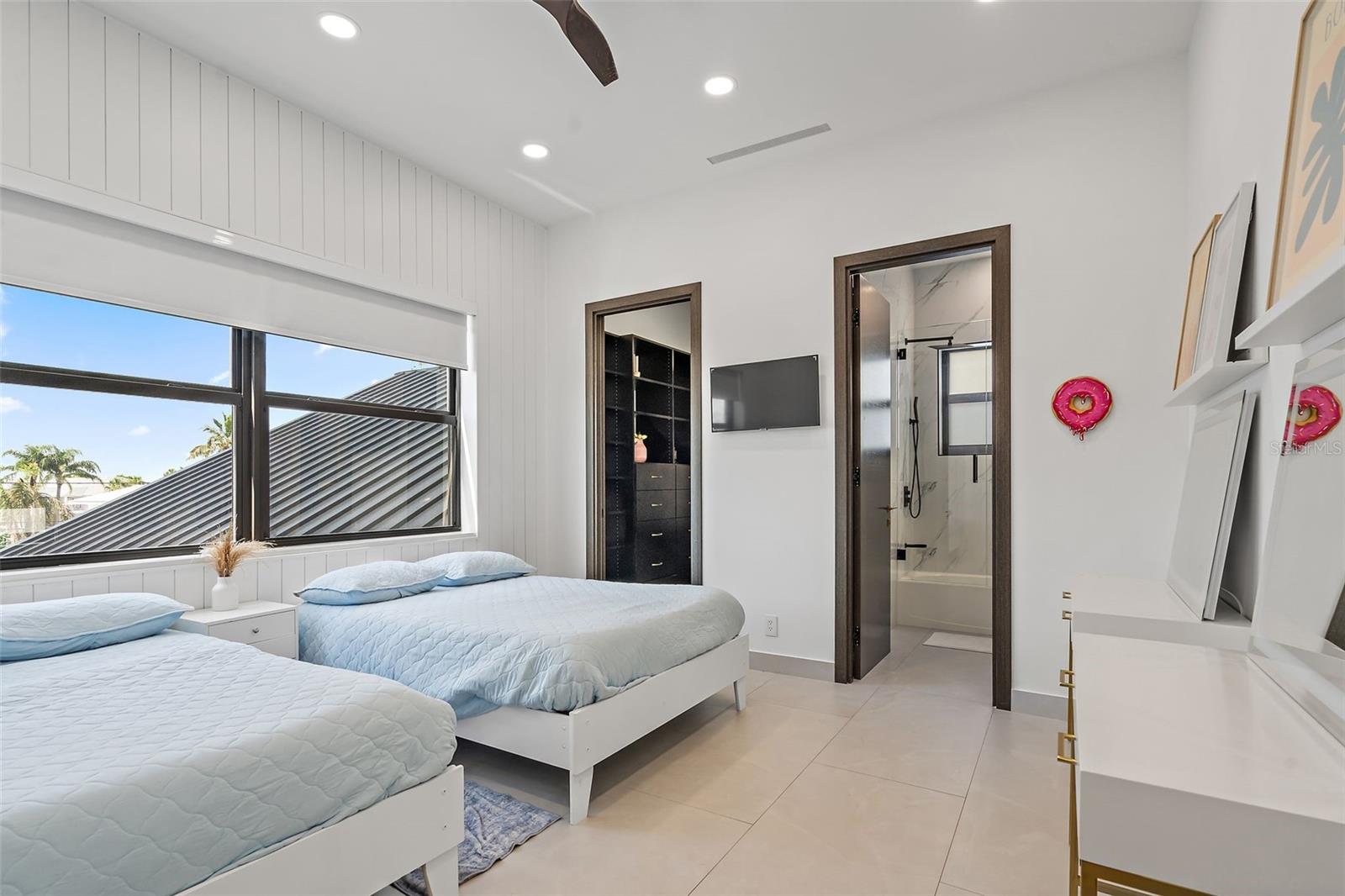 585 DOLPHIN AVE SE, ST PETERSBURG, FL, 33705