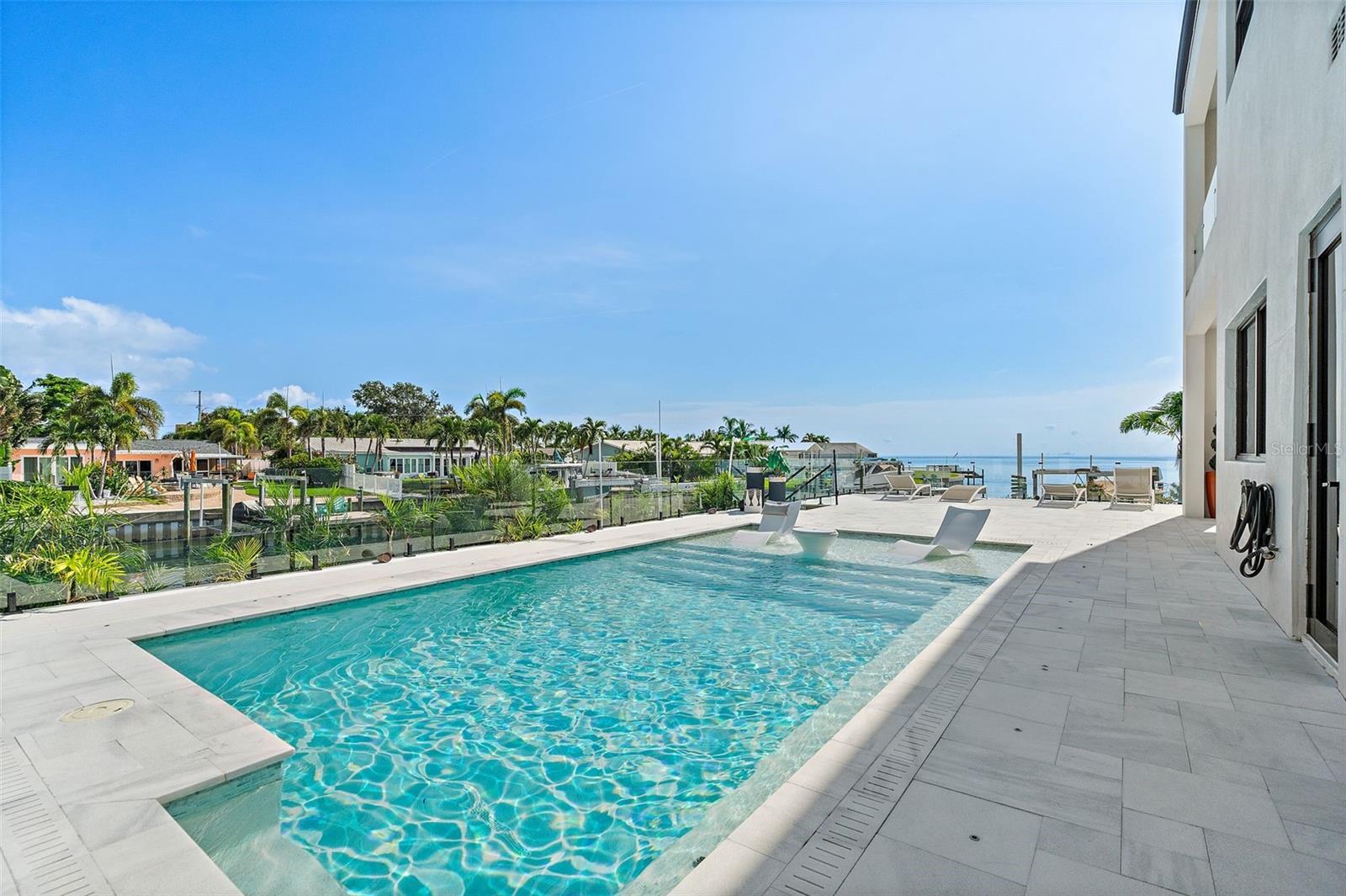 585 DOLPHIN AVE SE, ST PETERSBURG, FL, 33705