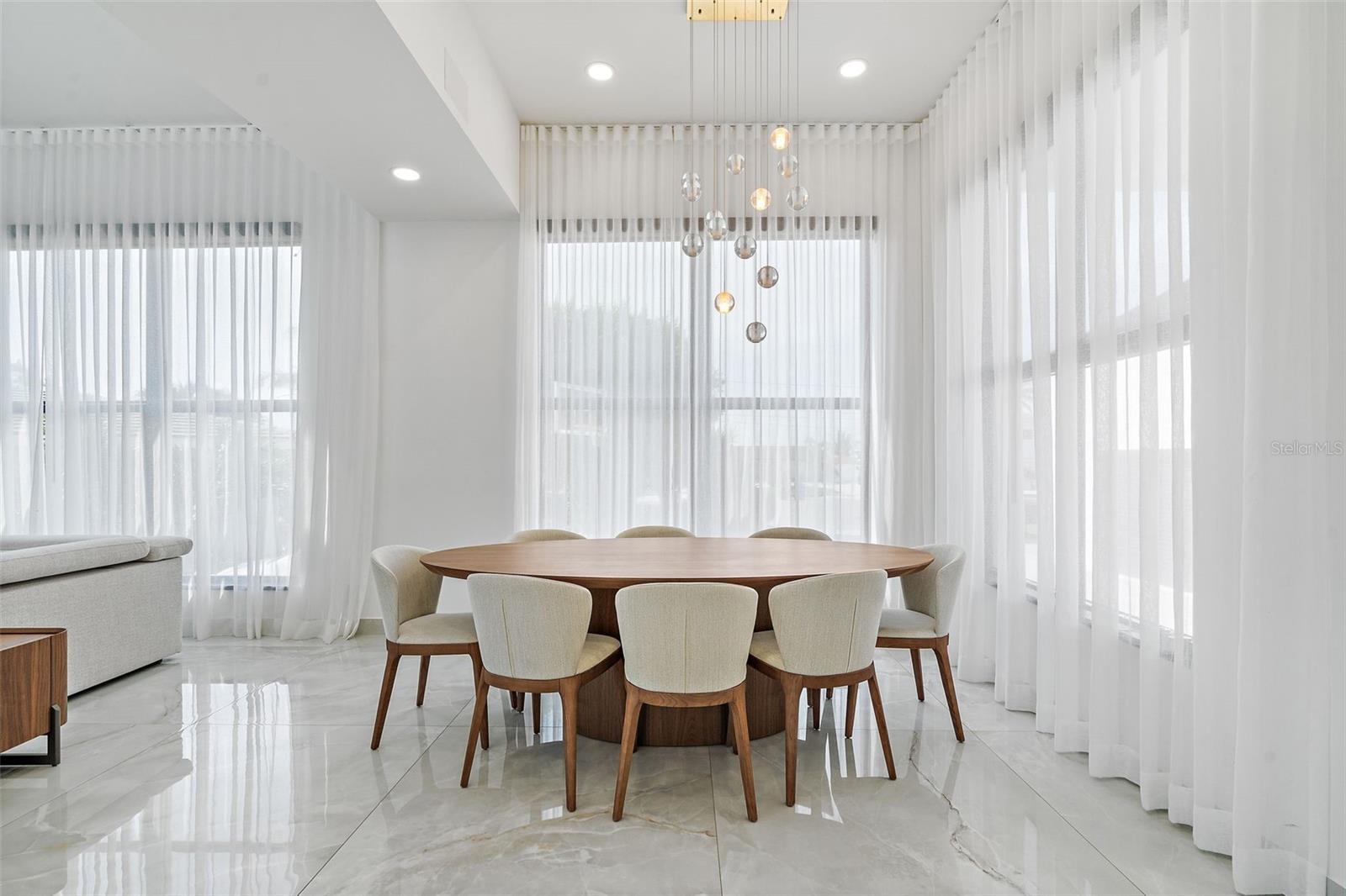 585 DOLPHIN AVE SE, ST PETERSBURG, FL, 33705