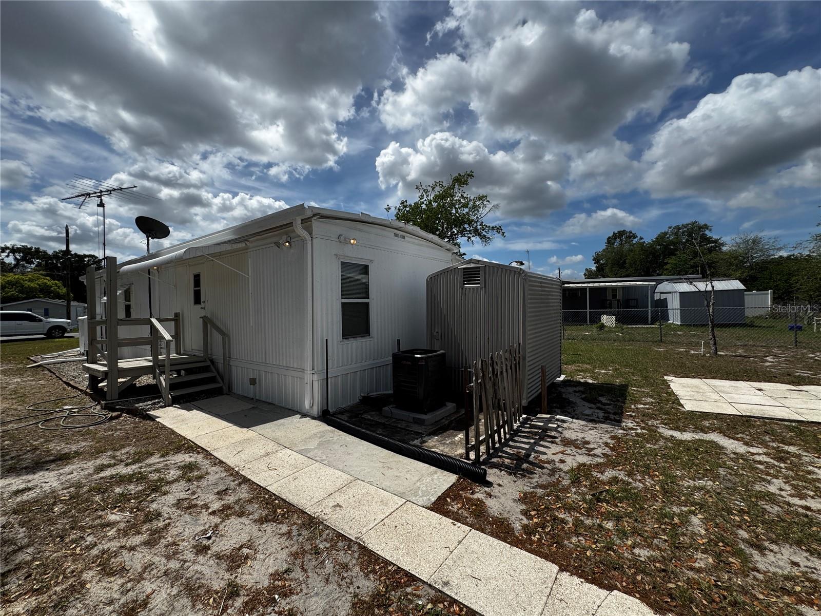 1350 COUNTY DR, TAVARES, FL, 32778